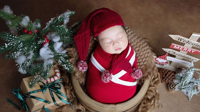 Nón Noel tạo không khí ấm áp cho trẻ sơ sinh